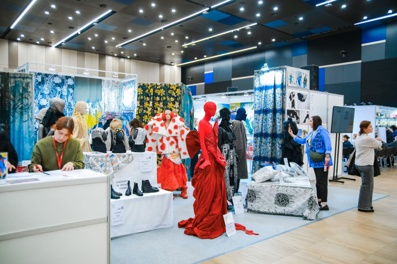 Все дни работы выставки проходит демонстрация коллекций молодых дизайнеров конкурса "Поколение НЕКСТ".